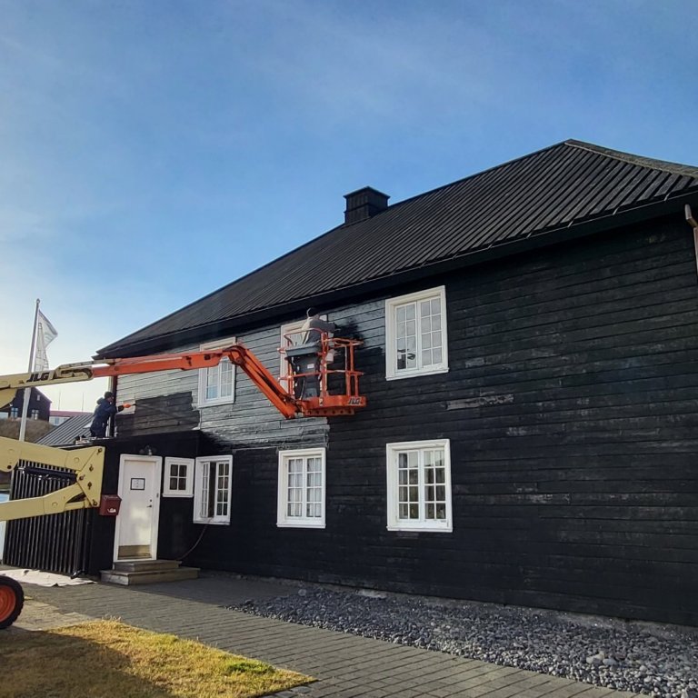 Norska húsið tjargað í mildur veðri í október