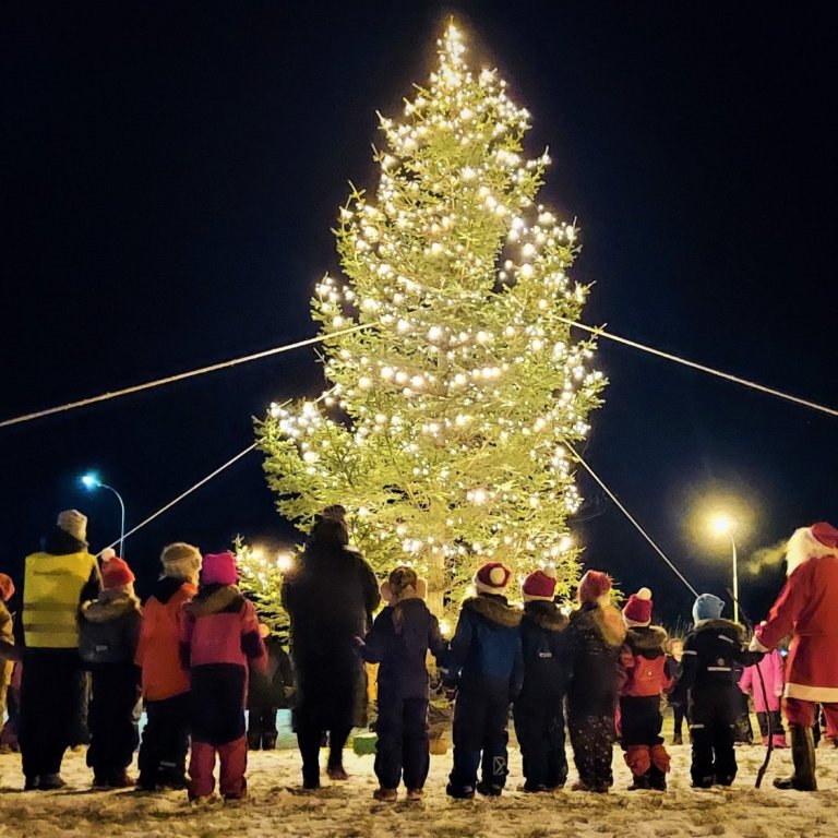 Jólaljós tendruð í Hólmgarði mánudaginn 2. desember