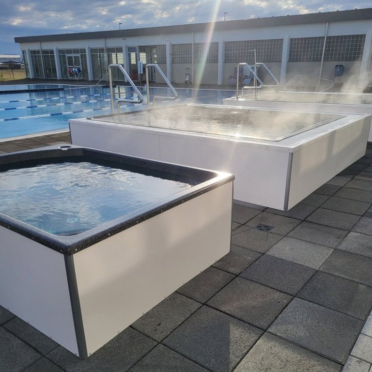 Sundlaug lokað snemma á mánudaginn