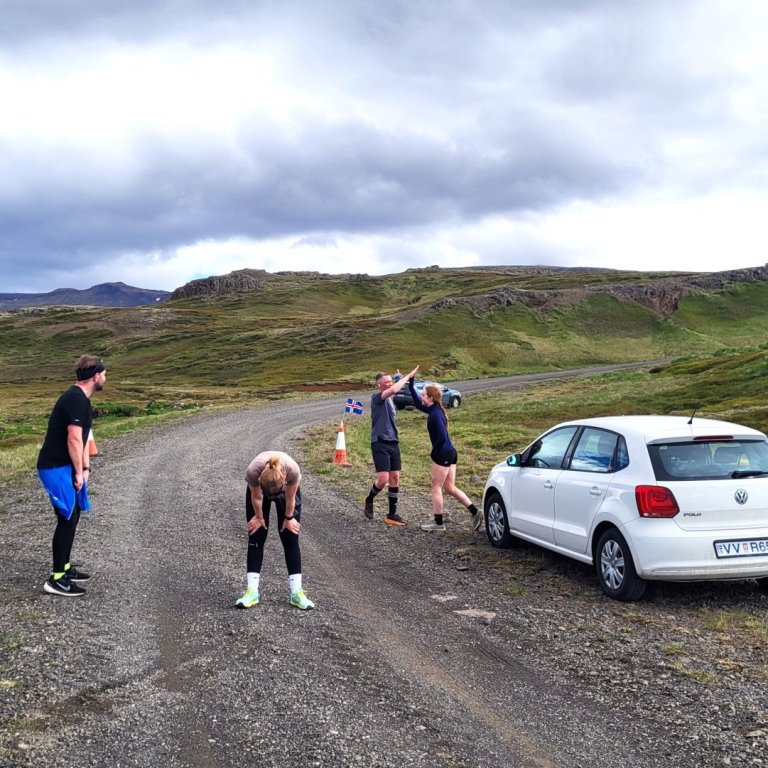 Fyrstu hlauparar skila sér yfir marklínu í Kerlingarskarðshlaupinu 2025.