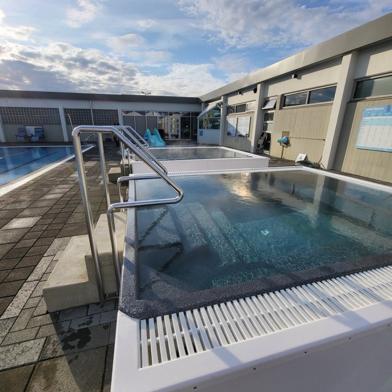 Viðhaldsvinna við sundlaugina 4. maí