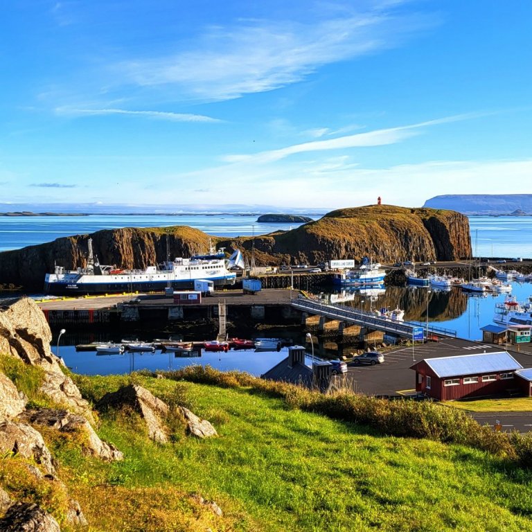 Súgandisey í septemberklæðunum.