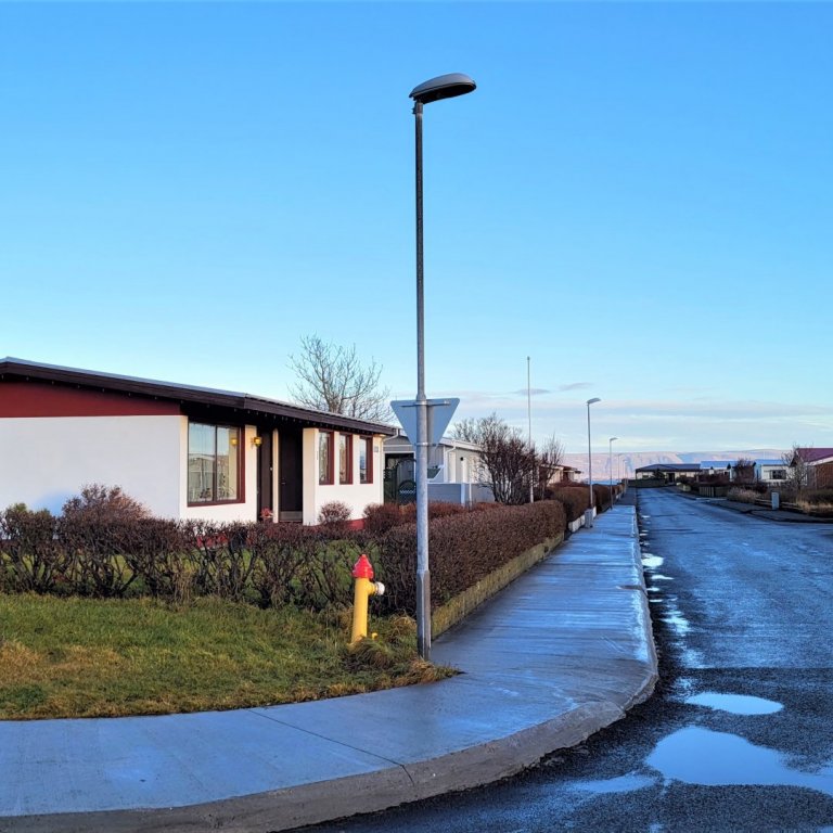 Byrjað verður að bæta götulýsingu á flötunum í dag.