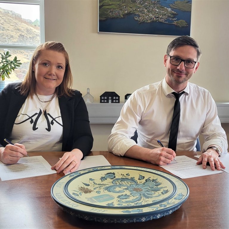 Sigurbjörg Ottesen og Jakob Björgvon S. Jakobsson rita undir samninga.