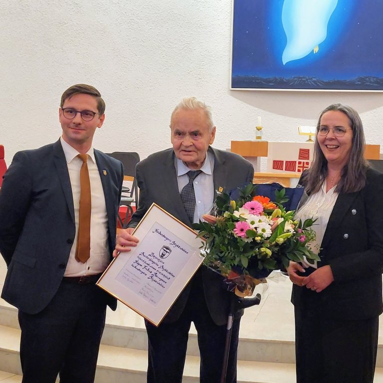 Högni Bæringsson, heiðursborgari, ásamt bæjarstjóra og forseta bæjarstjórnar.