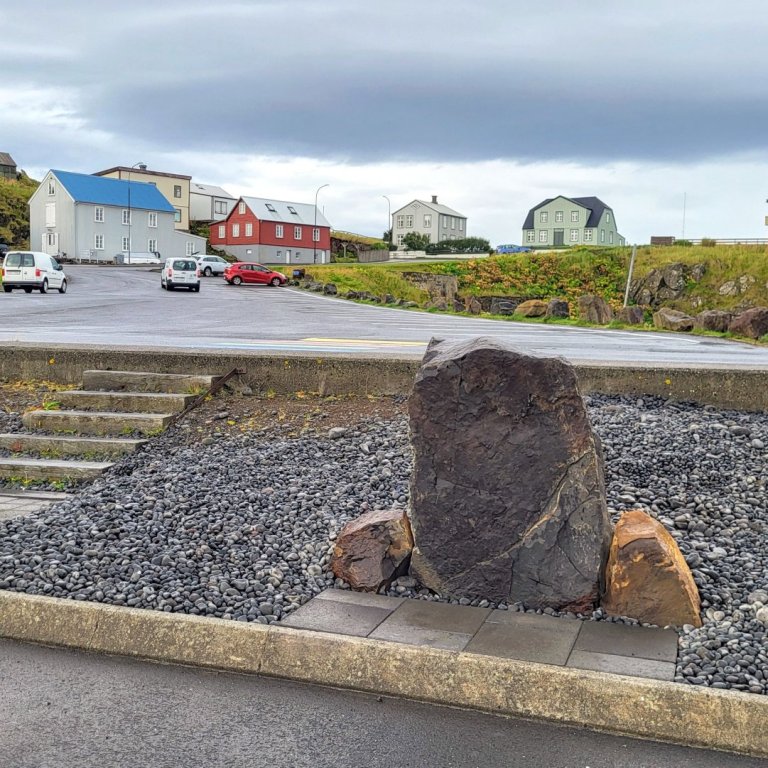 Skiltinu verður komið fyrir á steininum á myndinni hér að ofan.