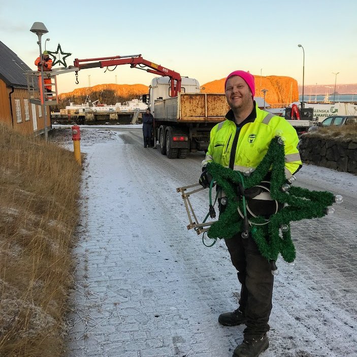 Starfsmenn Þjónustumiðstöðvar hirða upp jólatré