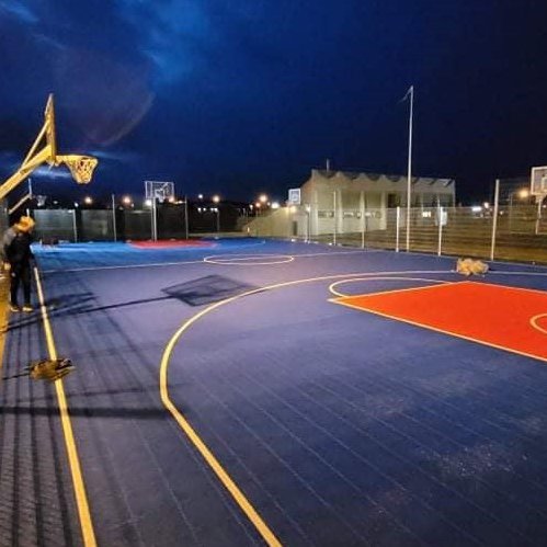 Körfuboltavöllur í litum Snæfells