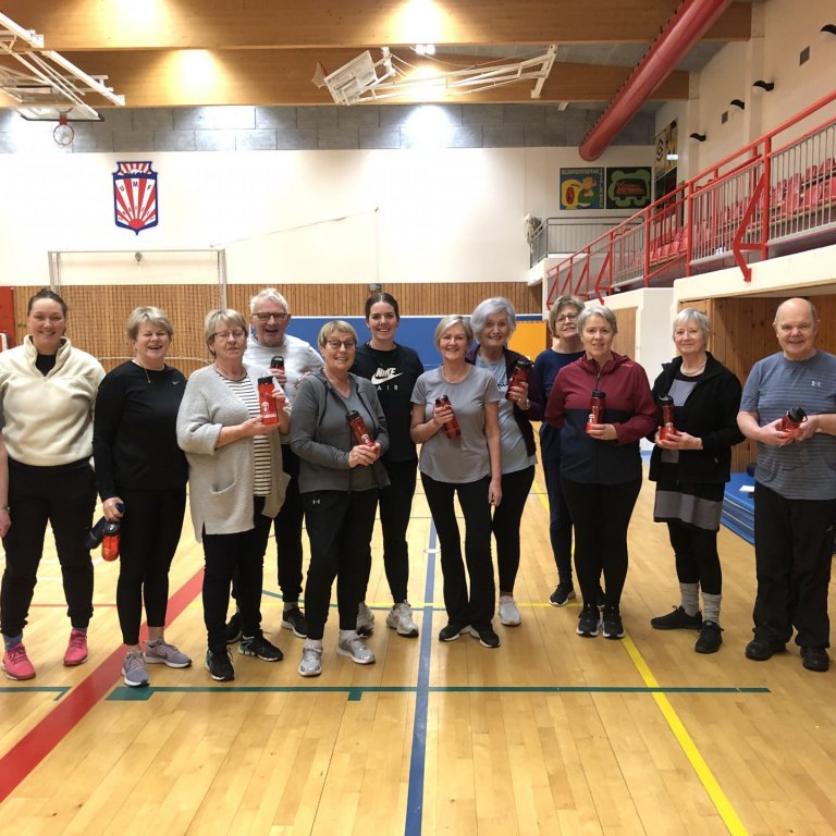 Hluti af hópnum í Heilsueflingu 60+ með nýju brúsana.