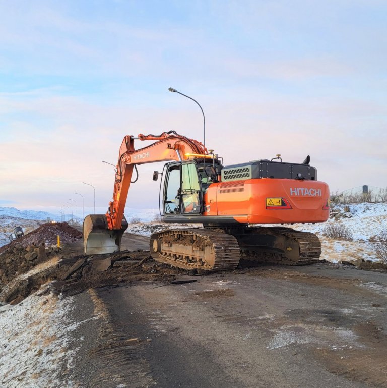 Stykkishólmsvegur grafinn í sundur