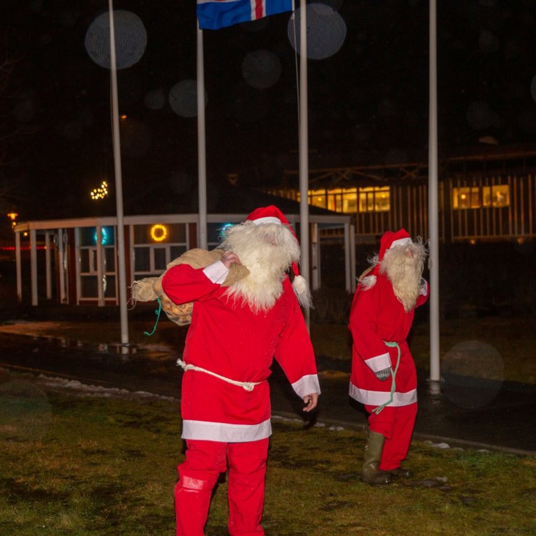 Jólasveinar komu færandi hendi