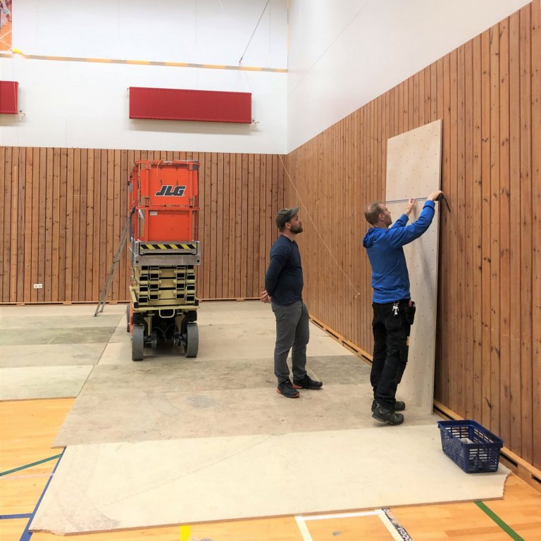 Klifurveggur settur upp í íþróttamiðstöðinni