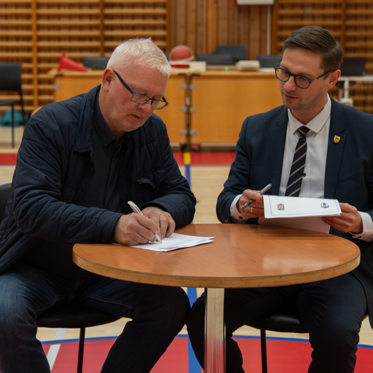 Formaður Snæfells og bæjarstjóri rita undir samning. Mynd Bence Petö