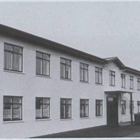 Morðgátan hefst á gömlu heimavistinni í Stykkishólmi, nú Höfðaborg.