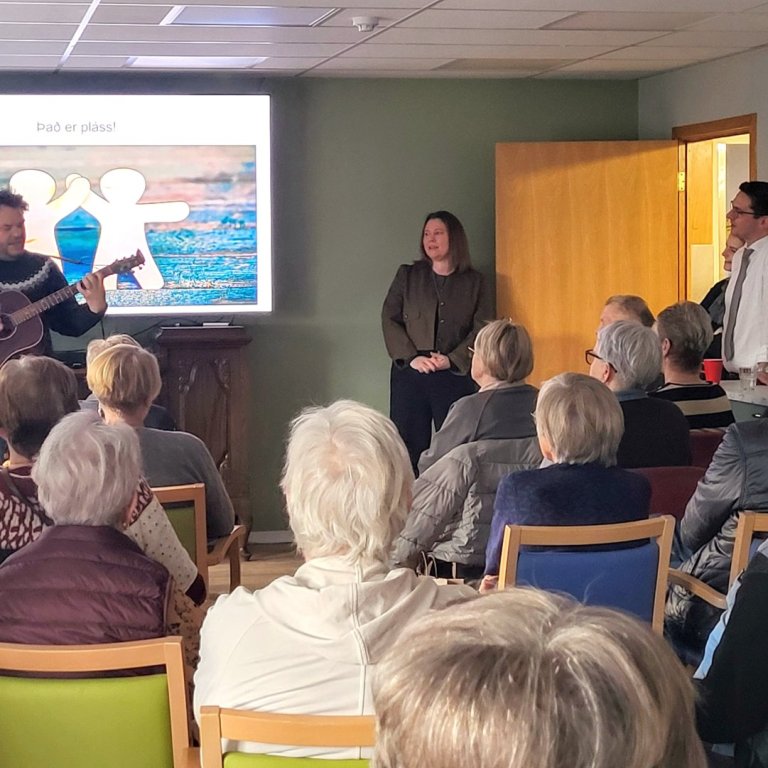 Svavar Knútur tekur lagið fyrir fundargesti.