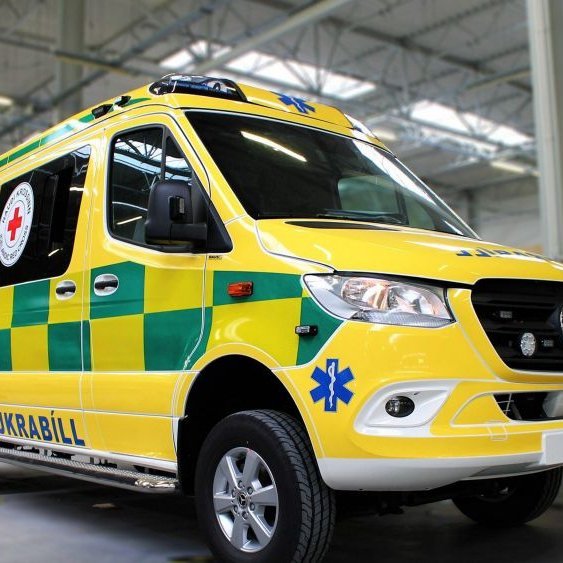 Leitað eftir fólki í sjúkraflutninga.