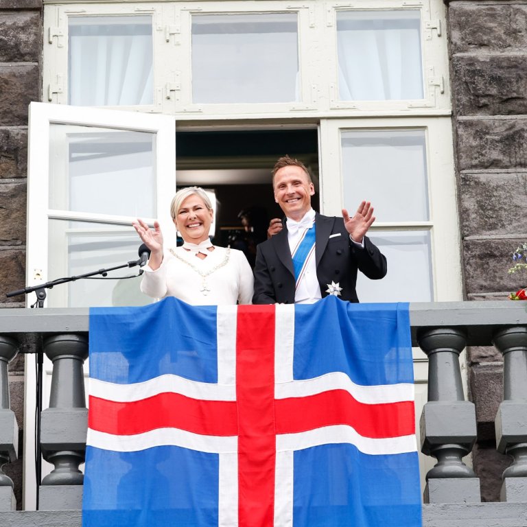 Forseti Íslands, Halla Tómasdóttir, og Björn Skúlason, eiginmaður hennar, á svölum Alþingishússins. …