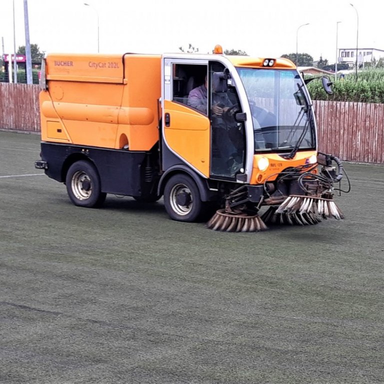 Haraldur Thorlacius sópar sparkvöllinn.