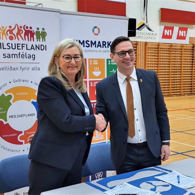 Alma Möller og Jakob Björgvin takast í hendur.