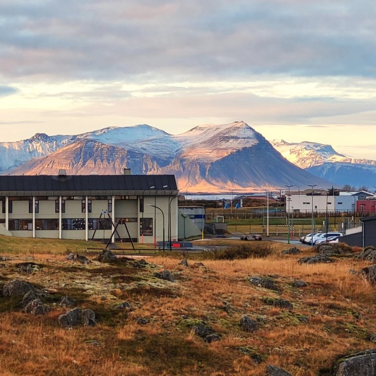 Morgunsólin í október lýsir upp Bjarnarhafnarfjallið.
