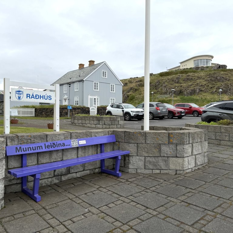 Fjólublái bekkurinn við Ráðhúsið í Stykkishólmi