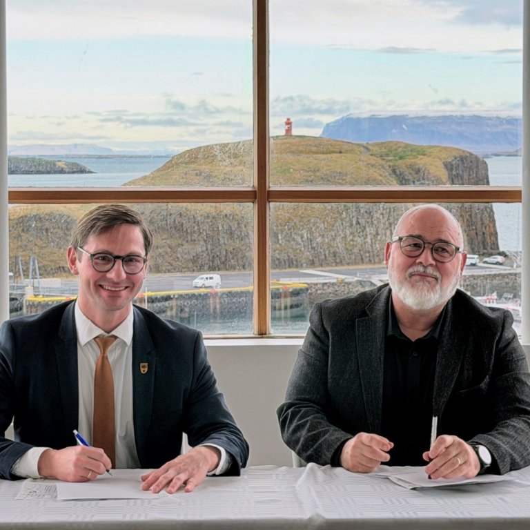Jakob Björgvin S. Jakobsson og Logi Einarsson rituðu undir í Vatnasafni.
