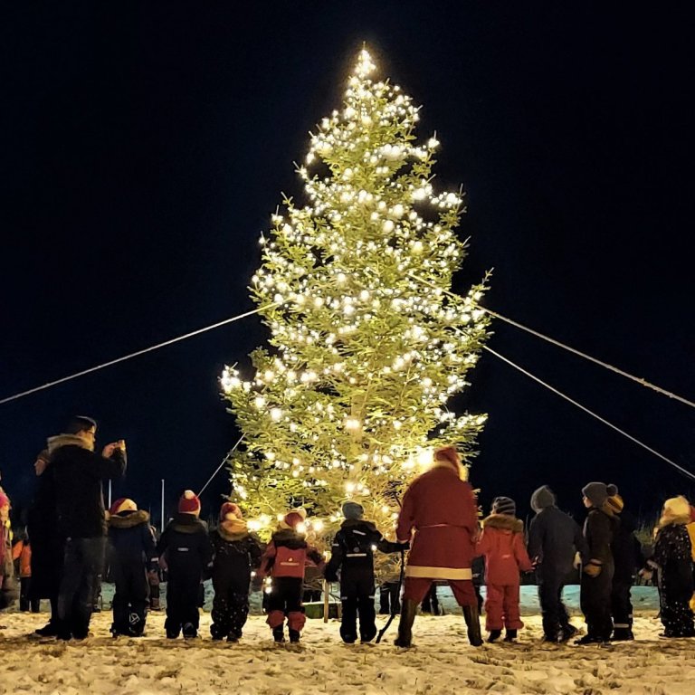 Jólaljósin tenduð í Hólmgarði