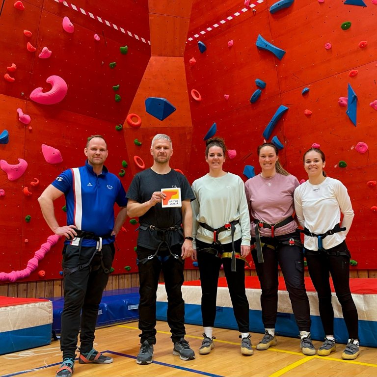 Fallvarnarblakkir settar upp við klifurvegginn í Stykkishólmi