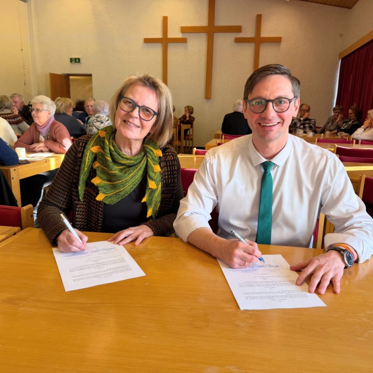 Jakob Björgvin, bæjarstjóri, og Hanna Jónsdóttir, formaður Aftanskin undirrita samning.