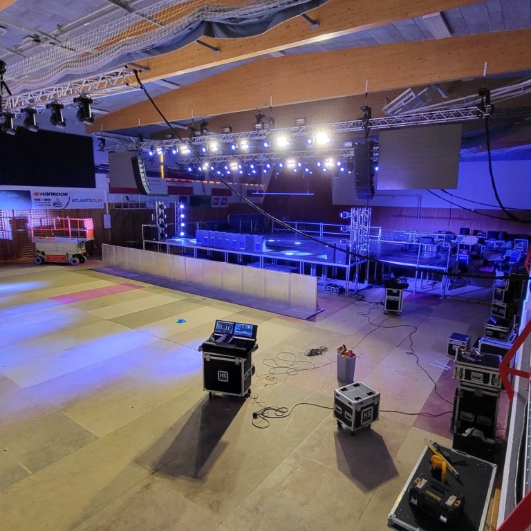 Undirbúningur er hafinn í Íþróttamiðstöðinni.