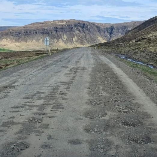 Holóttur malarvegurinn um Skógarströnd