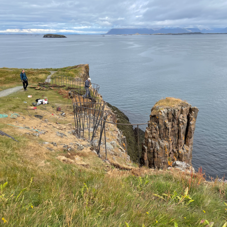 Jón Aðalsteinsson að störfum í Súgandisey.