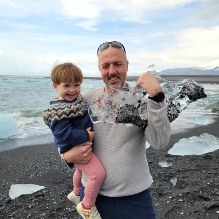 Unnsteinn Logi Eggertsson, nýráðinn launafulltrúi, ásamt barnabarni sínu.