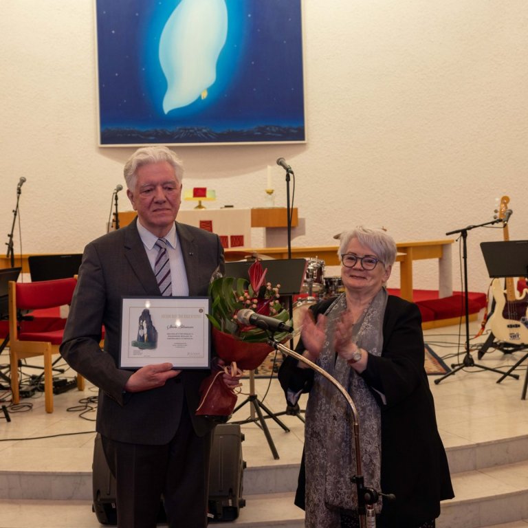 Sturla tekur við viðurkenningu frá Grétu.