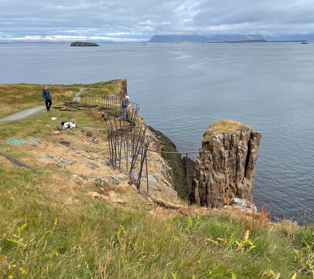Jón Aðalsteinsson að störfum í Súgandisey.