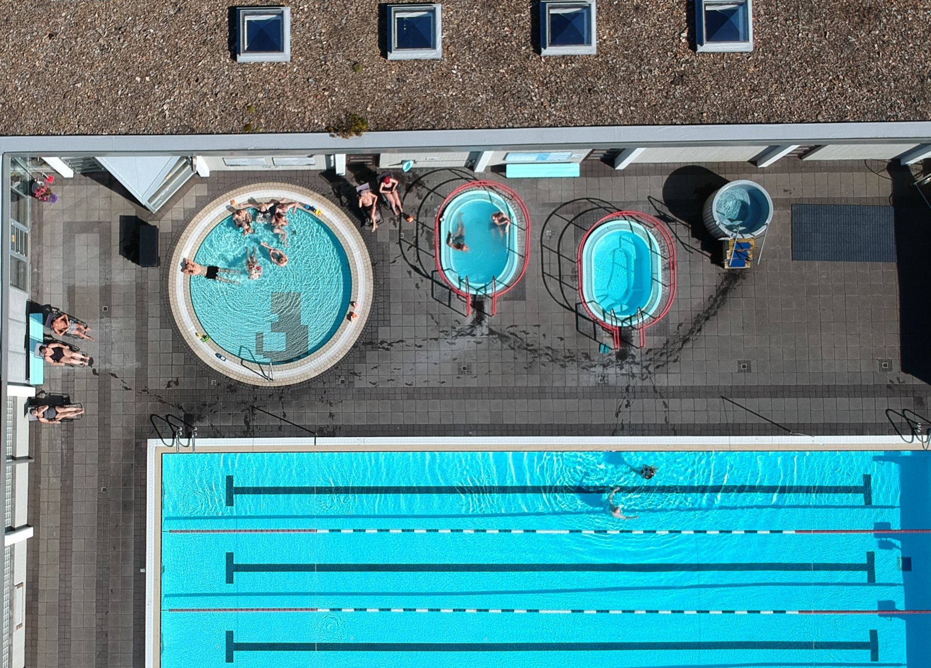 Það er ekki slæmt að láta líða úr sér í pottinum eftir nokkur sundtök