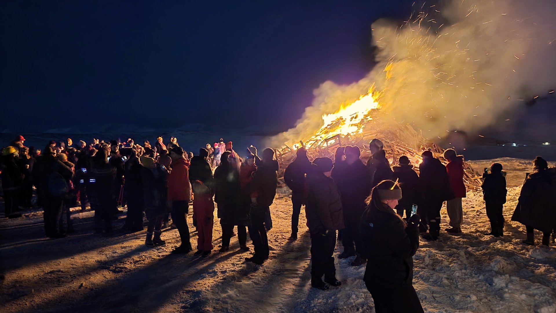 Þrettándabrenna og friðarganga