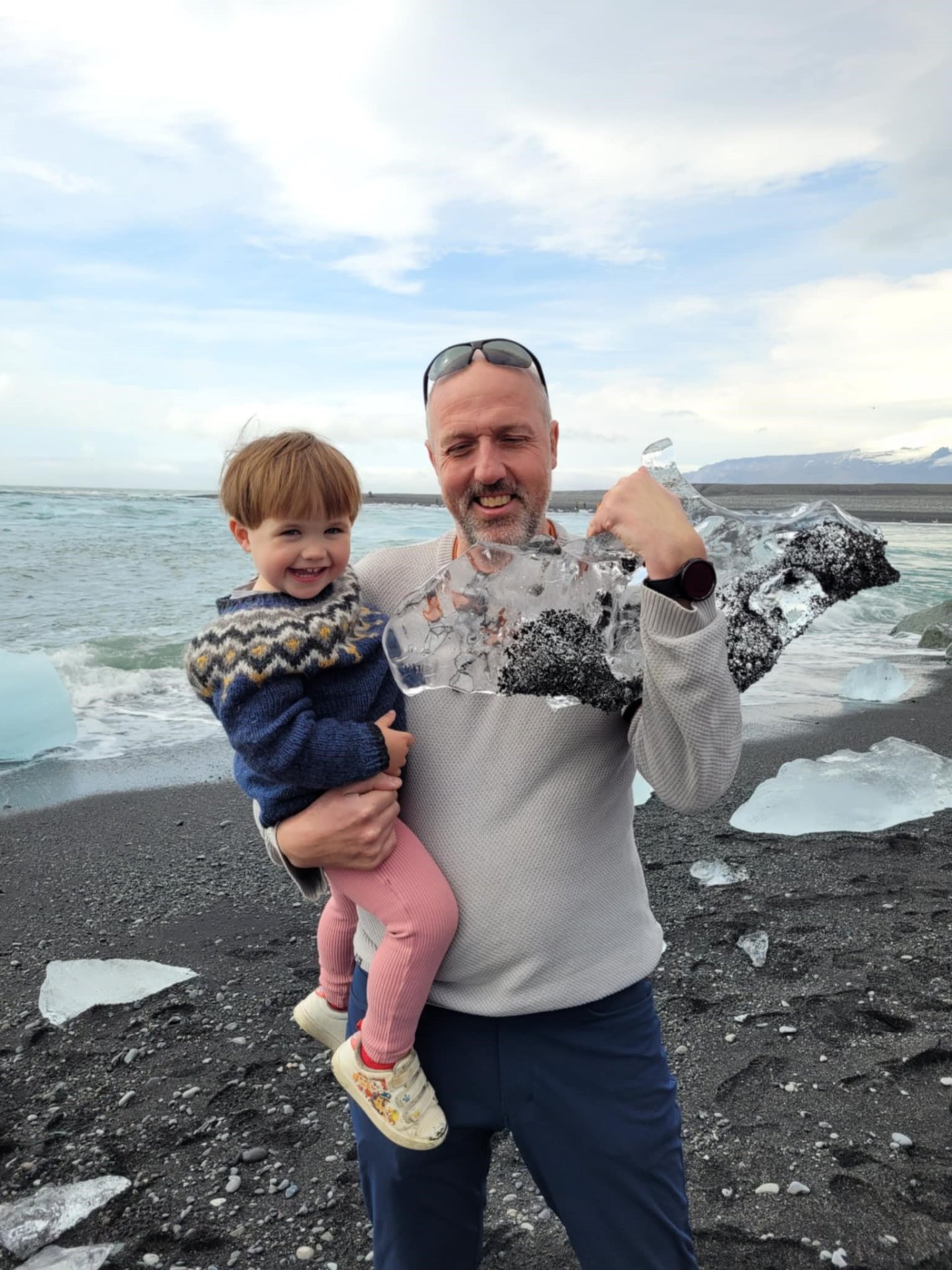 Unnsteinn Logi Eggertsson, nýráðinn launafulltrúi, ásamt barnabarni sínu.