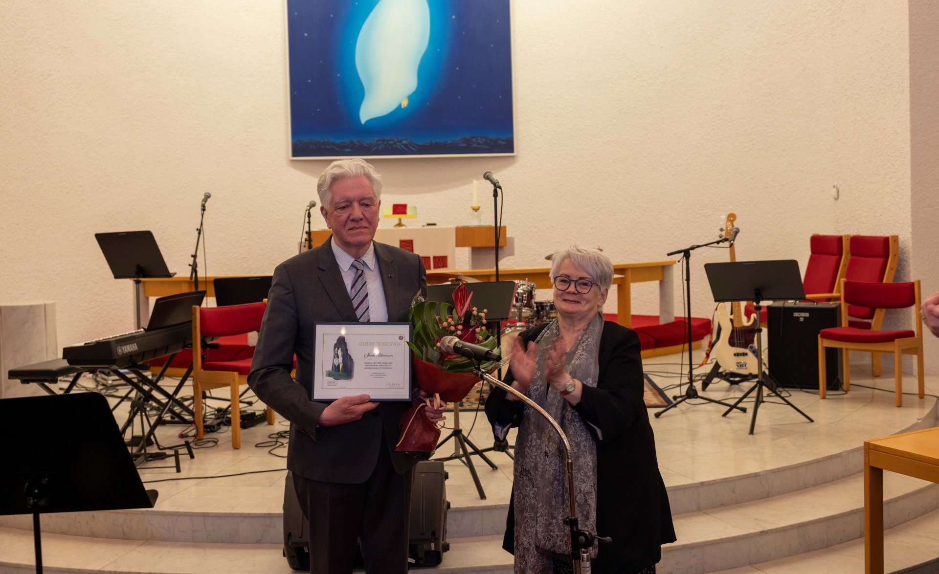 Sturla tekur við viðurkenningu frá Grétu.