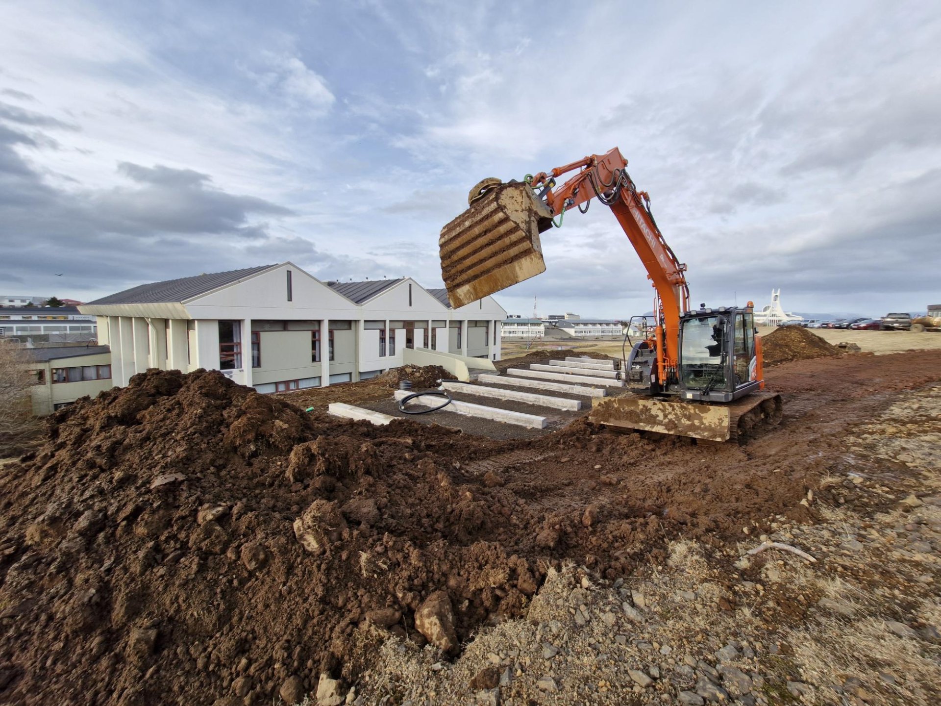 Undirbúningur á lóð Grunnskólans